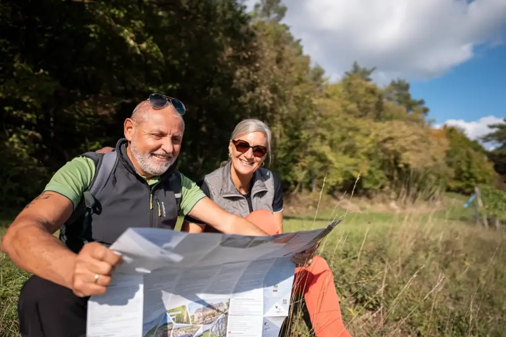 Wanderpaar mit Karte am ZweiUferPanoramaweg